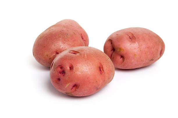 red ziemniaki - red potato raw potato isolated vegetable zdjęcia i obrazy z banku zdjęć