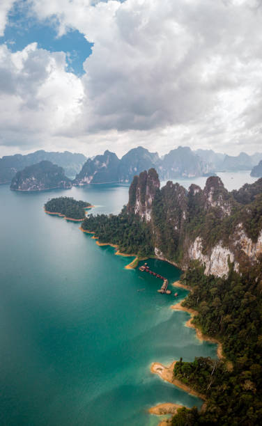 parco nazionale di khao sok cheow lan dam, diga di ratchaprapha o diga di rajjaprabha a suratthani - parco nazionale di khao sok foto e immagini stock