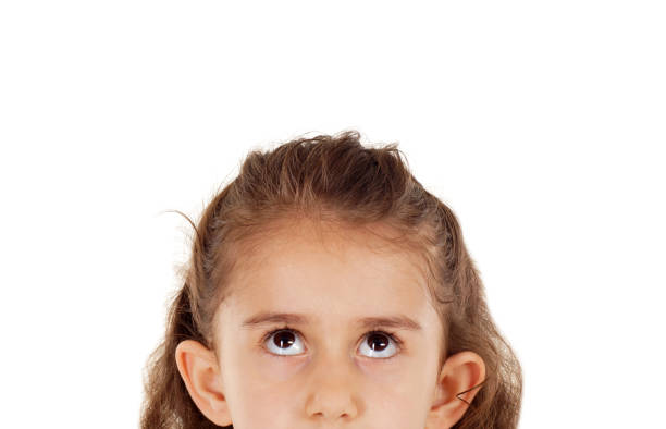 흰색 배경을 올려다 보는 어린 소녀 - ear exam 뉴스 사진 이미지