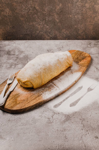 リンゴ、ドライフルーツ、木板にナッツを入れたシュトルーデル - fork vertical bread strudel ストックフォトと画像