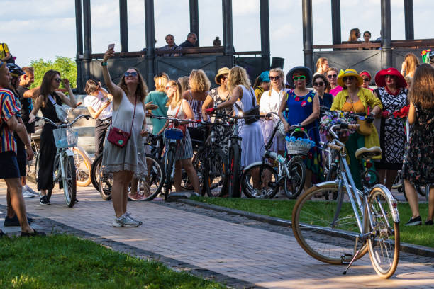 tłum uczestników na starcie dziewiątego wyścigu rowerowego dla kobiet "cyclechic". - cycle_chic zdjęcia i obrazy z banku zdjęć
