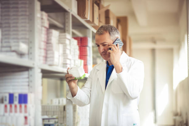 pharmacist in drugstore. - note pad medicine healthcare and medicine pharmacy imagens e fotografias de stock