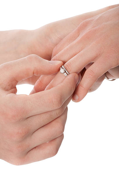bräutigam du diamant ehering auf braut nahaufnahme isoliert - young women wedding married engagement ring stock-fotos und bilder