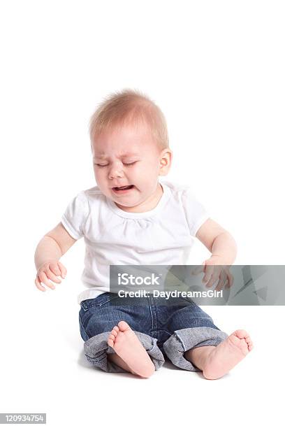 Плач Ребенка Изолированные На Белом Фоне — стоковые фотографии и другие картинки Плакать - Плакать, Младенец, 6-11 месяцев