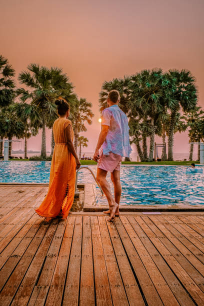 pareja en la piscina durante unas vacaciones de lujo en tailandia, hombres y mujeres en el resort de hotel de lujo en tailandia vacaciones en asia - honeymoon beach swimming pool couple fotografías e imágenes de stock