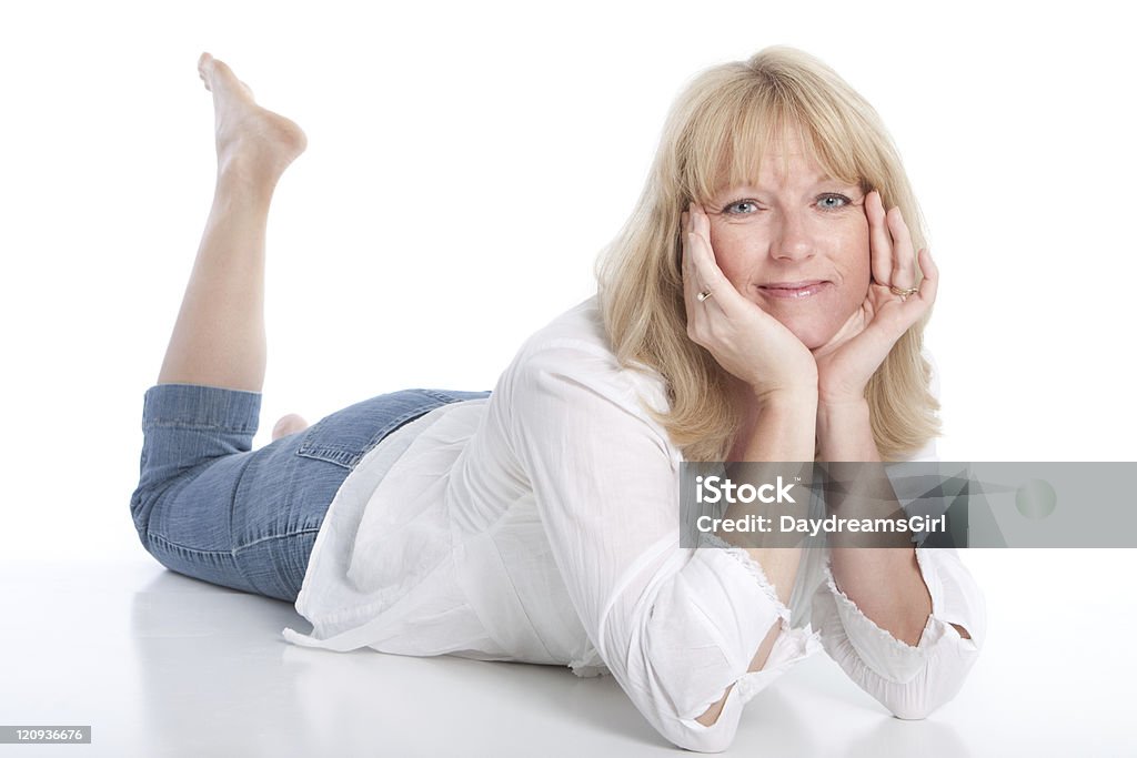 Mujer feliz - Foto de stock de Acostado boca abajo libre de derechos