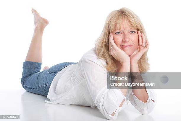 Foto de Mulher Feliz e mais fotos de stock de De Bruços - De Bruços, Só Uma Mulher, Corpo inteiro