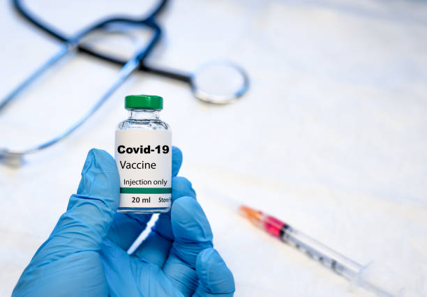 flaconcino vaccino contro il coronavirus covid-19 con siringa e stetoscopio - componente di organismo vivente foto e immagini stock