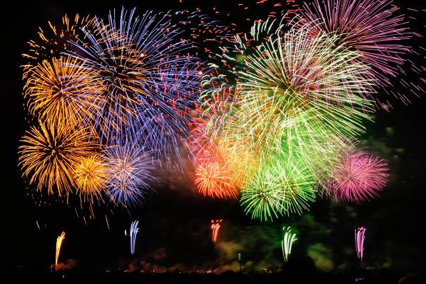 feux d’artifice lors d’un grand festival - fireworks show photos et images de collection
