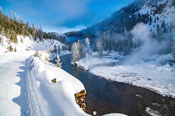 geyser ventant la vapeur en hiver de yellowstone - firehole river photos et images de collection