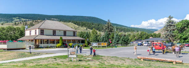 historische hat creek ranch mit restaurant, das amerikanisches frühstück und mittagessen in einer ranch aus den 1870er jahren serviert, sowie kutschfahrten mit dem barnards express. - horse panoramic scenics prairie stock-fotos und bilder