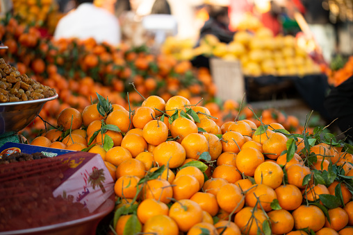 Oranges are sold in farm-fresh markets, Customers can choose fresh oranges in their hands
