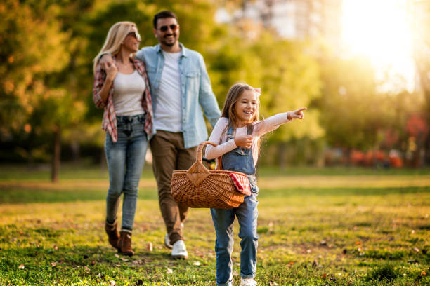 夏の公園で休む幸せな家族 - family mother outdoors grass ストックフォトと画像