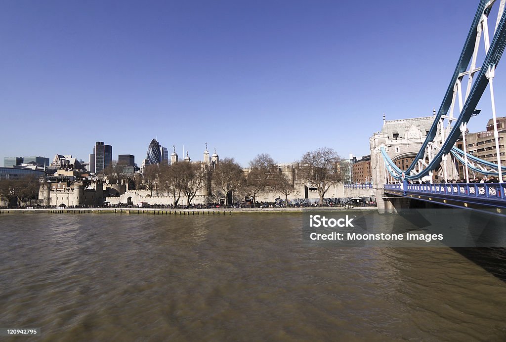 Tower Bridge en Londres, Inglaterra - Foto de stock de Agua libre de derechos