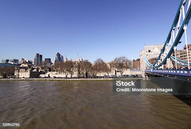 Tower Bridge En Londres Inglaterra Foto de stock y más banco de imágenes de Agua - Agua, Aire libre, Arco - Característica arquitectónica