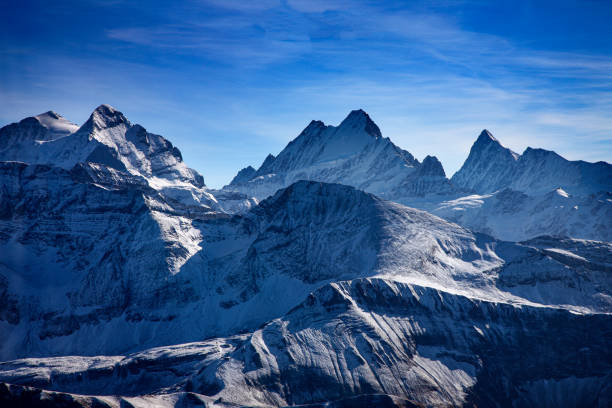 trois sommets suisses célèbres de montagne, eiger, mànch et jungfrau - jungfraujoch photos et images de collection