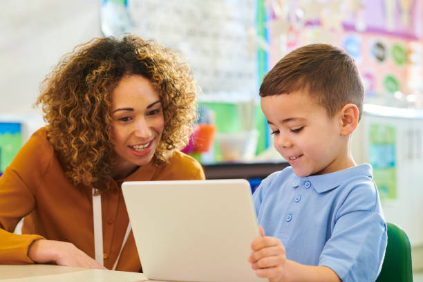 cyfrowe uczenie się tabletów - elementary student education elementary school adult zdjęcia i obrazy z banku zdjęć