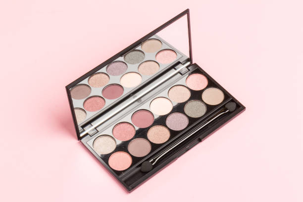 conjunto de sombras pastel isolado sisóis em fundo rosa - paleta de maquilhagem - fotografias e filmes do acervo