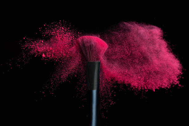 pędzel do makijażu z różowym proszkiem izolowanym na czarnym tle - face powder exploding make up dust zdjęcia i obrazy z banku zdjęć