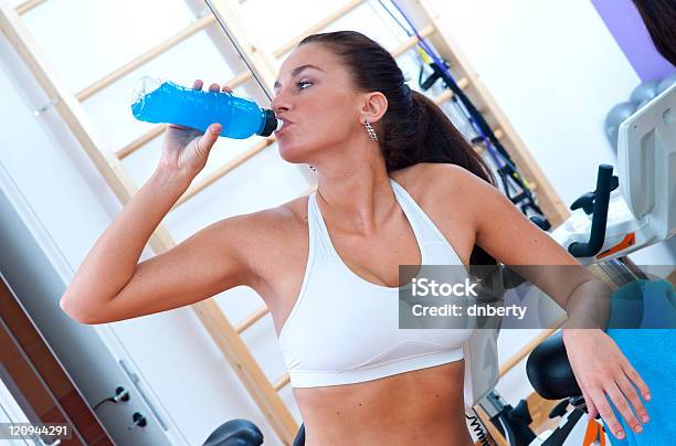 착용감 여자 술마시기 In 운동시설 건강한 생활방식에 대한 스톡 사진 및 기타 이미지 - 건강한 생활방식, 근육질 체격, 땀