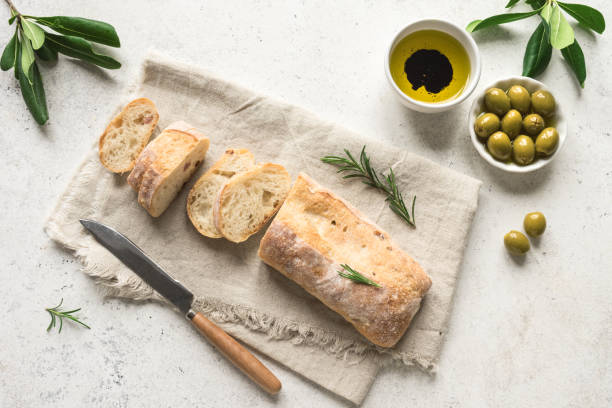 pain ciabatta à l’huile d’olive - ciabatta photos et images de collection