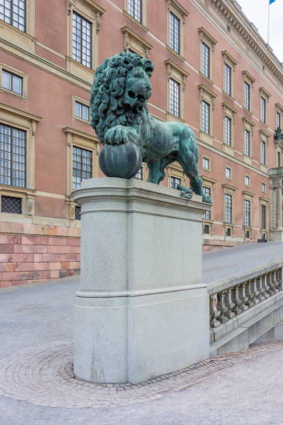 pomnik lwa w pałacu królewskim, sztokholm, szwecja - sveriges helgeandsholmen zdjęcia i obrazy z banku zdjęć