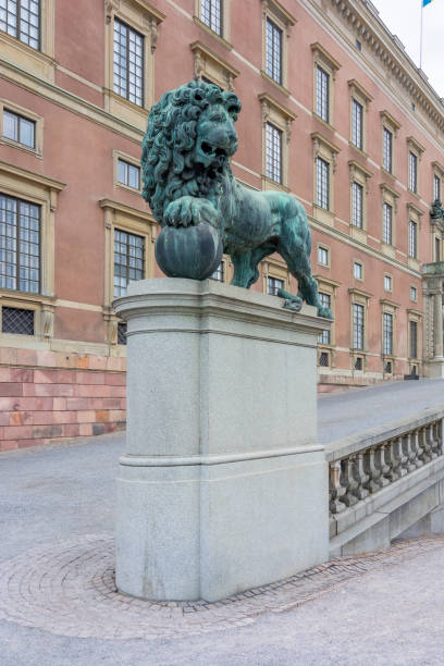 statue of lion at royal palace, stockholm, sweden - sveriges helgeandsholmen imagens e fotografias de stock