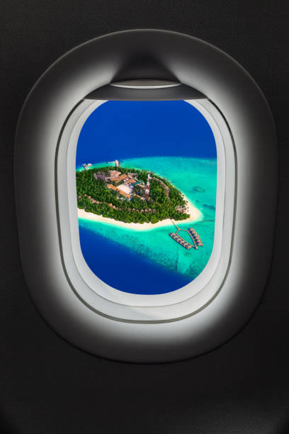 isola tropicale alle maldive nella finestra dell'aereo - window porthole sky cloudscape foto e immagini stock