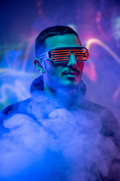 tête de jeune homme contemporain de race mixte dans des lunettes spirale rouge parmi la fumée - body art photos et images de collection