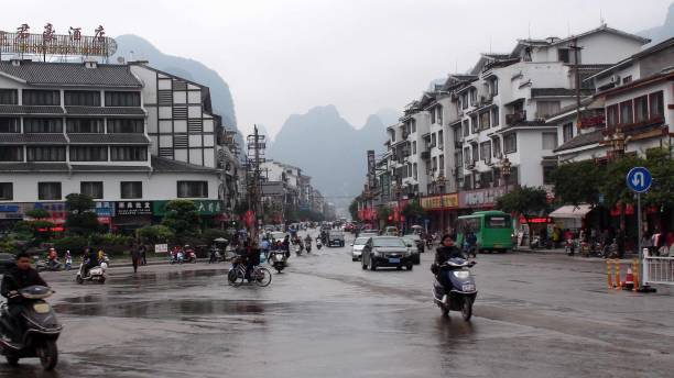 comté de yangshuo dans guilin guangxi zhuang chine, personnes, trafic routier, vue extérieure de bâtiment - yangshuo photos et images de collection