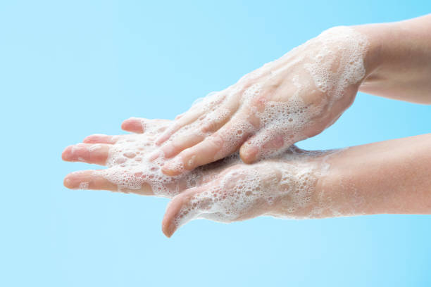 lavarsi le mani con sapone - antibacterial washing hands washing hygiene foto e immagini stock