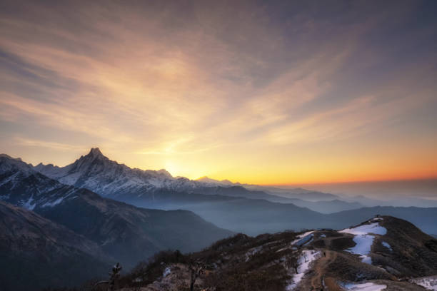 nascer do sol atrás do pico de machapuchare - himalayas mountain nepal mountain range - fotografias e filmes do acervo