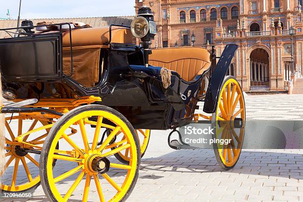 Carruagem Em Frente De Plaze De España Em Sevilha - Fotografias de stock e mais imagens de Abóbada de Berço - Abóbada de Berço, Andaluzia, Arco - Caraterística arquitetural