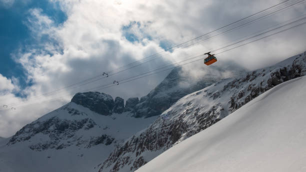 frühlingstag in sella nevea - dolomites ski lift winter ski track stock-fotos und bilder