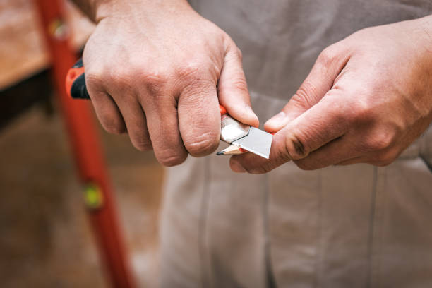 pracownik wyostrza ołówek stolarza - carpenter pencil zdjęcia i obrazy z banku zdjęć