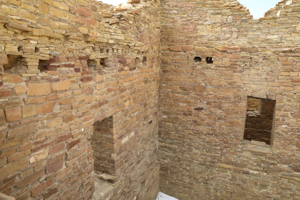 pueblo del arroyo - chaco culture national historical park nouveau-mexique etats-unis - pueblo del arroyo ruins photos et images de collection