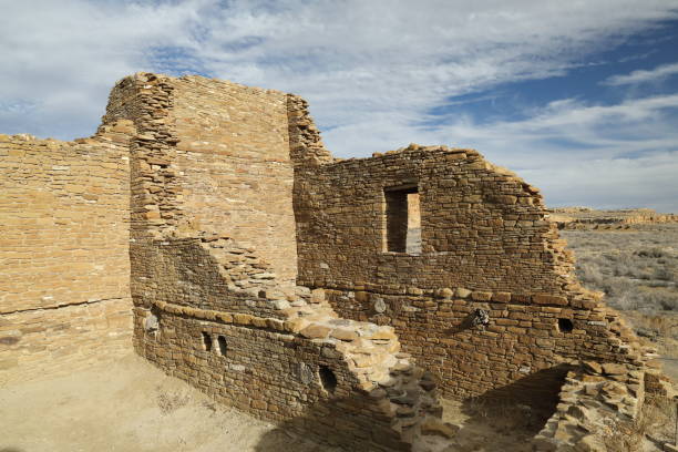 pueblo del arroyo - chaco culture national historical park nouveau-mexique etats-unis - pueblo del arroyo ruins photos et images de collection