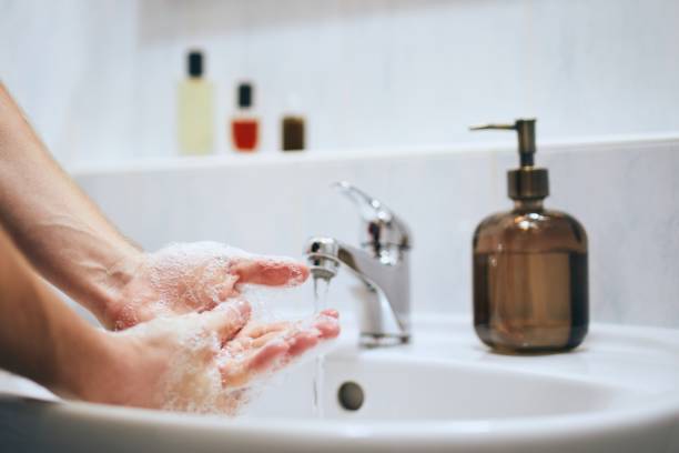 lavar as mãos em casa no banheiro - liquid soap - fotografias e filmes do acervo