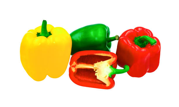 grupo de belleza forma capcicum decoración comida. fresco verde amarillo rojo dulce peeper o pimiento vegetal. corte la mitad de la semilla de show. aislado sobre fondo blanco con trazado de recorte - green bell pepper bell pepper red bell pepper groceries fotografías e imágenes de stock