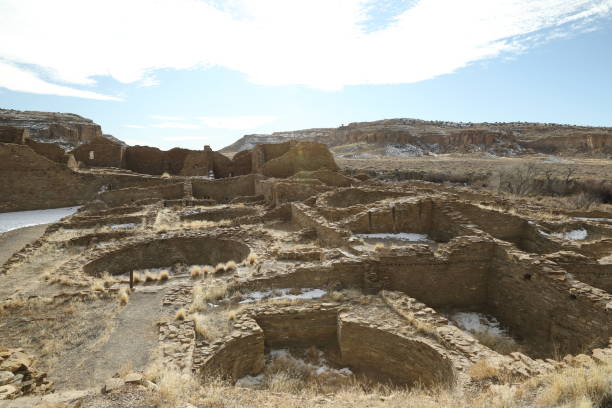 pueblo del arroyo - chaco culture national historical park nouveau-mexique etats-unis - pueblo del arroyo ruins photos et images de collection