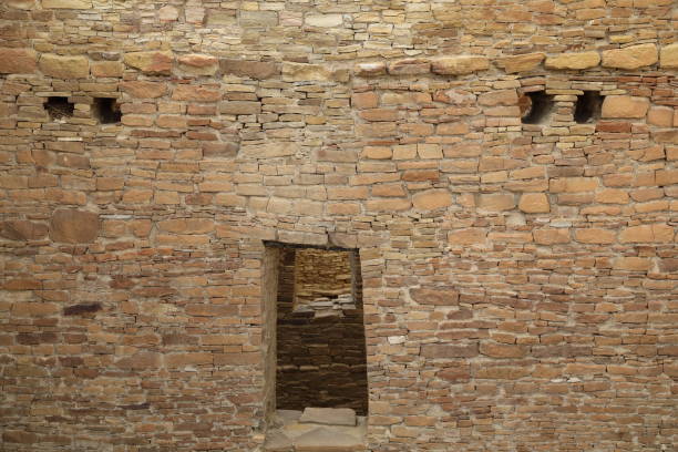 pueblo del arroyo - chaco culture national historical park nouveau-mexique etats-unis - pueblo del arroyo ruins photos et images de collection