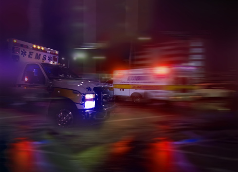 Una ambulancia que pasa a toda velocidad por el tráfico por la noche photo
