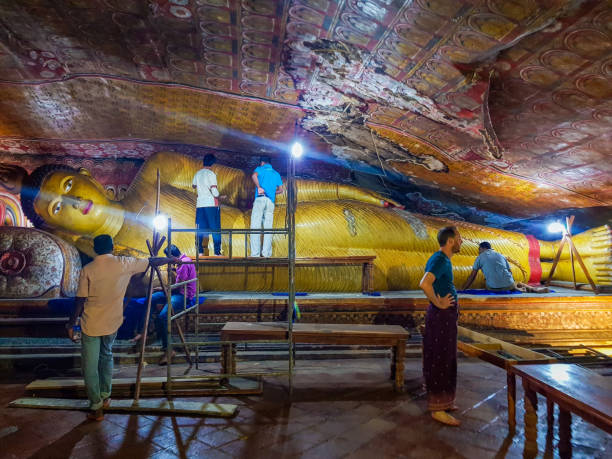 restauri del tempio della grotta di dambulla, sri lanka - restaurazione foto e immagini stock