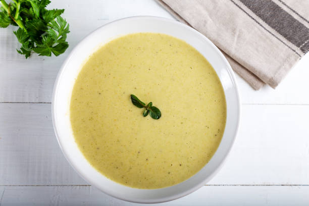 sopa de verduras con apio, zanahoria, cebolla y salsa bechamel - sopa de verduras fotografías e imágenes de stock