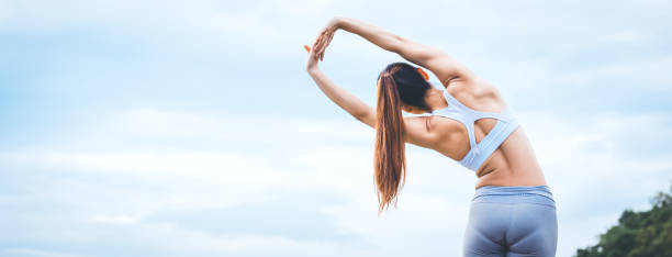 азиатская женщина делает йога фитнес упражнения - спортивный бюстгальтер стоковые фото и изображения
