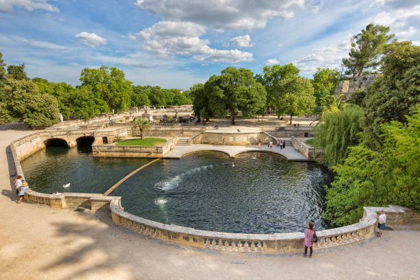 вид на jardins де ла фонтейн - nimes стоковые фото и изображения