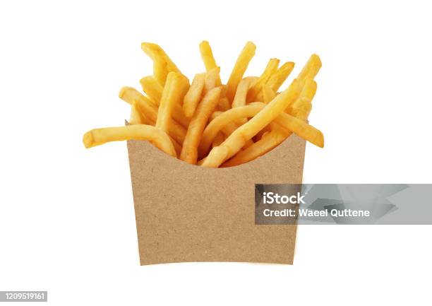 Franse Frietjes In Een Bruine Kraft Papieren Zak Geïsoleerd Op Een Witte Achtergrond Stockfoto en meer beelden van Patat