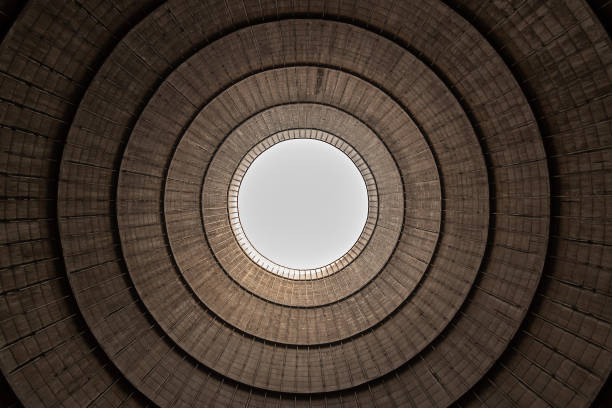 torre de refrigeración de una central eléctrica, vista de abajo a arriba - torre de refrigeración fotografías e imágenes de stock