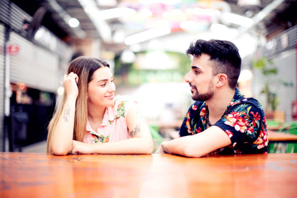 Giovane coppia che flirta - foto stock