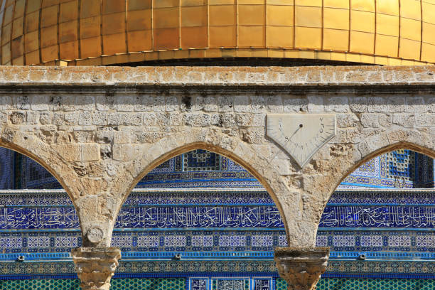 kuppel des felsens. sonnenuhr. jerusalem. israel. naher osten. - dome of the rock jerusalem israel arch stock-fotos und bilder